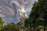 Сеть впечатлил свадебный снимок, сделанный на фоне извержения вулкана. ФОТО