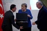 Меркель рассмешила Сеть реакцией на подарок Эрдогана. ФОТО