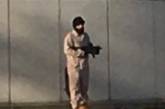 Балаклава, автомат и флаг ИГИЛ. В Лондоне спецназ задержал рэпера во время съемок клипа. ФОТО
