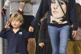 Мила Кунис с трехлетним сыном Димитрием на прогулке в Голливуде. ФОТО