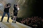 Парализованный фанат AC/DC вылетел из кресла на концерте