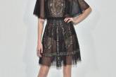 Кара Делевинь в черном полупрозрачном платье на показе Dior