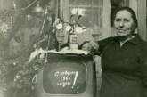 Радостные люди, у которых появился первый телевизор. ФОТО