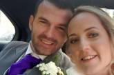 Невеста вышла замуж за официанта, который обслуживал ее на свадьбе: ФОТО
