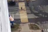 В Москве мужчина выпал из окна 15-го этажа и был оштрафован за нарушение карантина. ФОТО