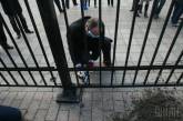 Возле Администрации президента демонтировали металлический забор  