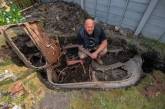 Британец на карантине случайно выкопал возле своего дома автомобиль, пролежавший под землей 50 лет. ФОТО