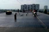 В Харькове молодой отец забрался с новорожденным на крышу многоэтажки: «карантин довел»