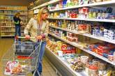 Украинцы стали меньше покупать и запасаются продуктами впрок
