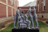 Американцы увидели в скульптуре о взаимопомощи пропаганду группового секса