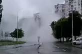 На столичной улице вода гейзером бьет из-под асфальта. ВИДЕО