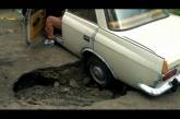 В Запорожье легковой автомобиль провалился под землю. ВИДЕО