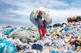 Сборщики пластиковых отходов и грязная лагуна в Гане. ФОТО