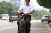 Китайский изобретатель создал мопед-чемодан