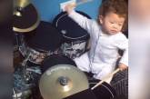 Двухлетний барабанщик подыграл отцу. ВИДЕО
