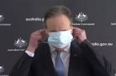 В Австралии министр в прямом эфире оконфузился с маской. ВИДЕО