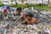Грязная работа чистильщиков каналов в Бангладеш. ФОТО
