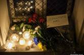 Единицы москвичей принесли к посольству Нидерландов свечи и записки "простите нас"