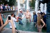 Жириновский искупался в фонтане в центре Москвы и потребовал запретить солнце