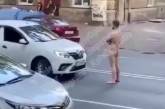 В Киеве голый мужчина прогуливался по дороге и получил удар от водителя. ВИДЕО