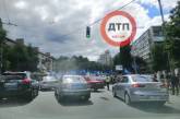 В Киеве митингующие заблокировали дорогу возле Минобороны - движение остановилось. ВИДЕО