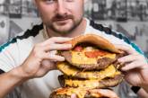 Ресторан приготовил бургер на 32 тысячи калорий - блюдо подарят любому, кто сможет его доесть. ФОТО