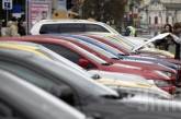 Продажи автомобилей в Украине упали почти вдвое 