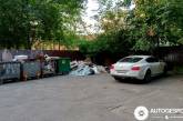 Киевлян насмешила фотка Bentley, припаркованного возле свалки. ФОТО