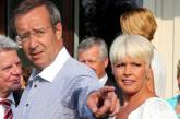 Жена президента Эстонии прилюдно изменила мужу с молодым любовником