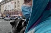 На митинг в центре Харькова вышел енот. ВИДЕО