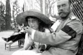  Княжна Анастасия балуется сигаретой из рук царя Николая II, 1916 год - редкий кадр