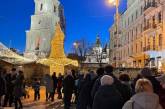 Сотни киевлян выстроились в очередь ради снимка со скандальной новогодней шляпой. ФОТО