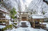 Заснеженная японская святыня на зимних снимках. ФОТО