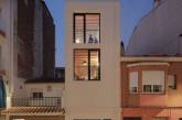 Узкий дом с оптимальным пространством в Испании. ФОТО