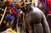 Эфиопское племя участвует в жестоких битвах палками за невесту. ФОТО