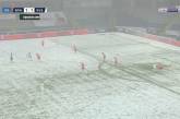 Футболисты потрепали зрителям нервы, сыграв во время снегопада в белой форме. ФОТО