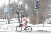 Мужчина в трусах и с шарфом катался на велосипеде. ВИДЕО