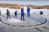 В Днепре сделали ледяную карусель на замерзшем озере. ВИДЕО