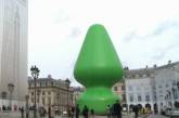 В Париже появилась рождественская елка непристойного вида