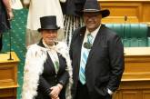 В Новой Зеландии лидера маори выгнали из зала парламента за отказ носить галстук. ФОТО