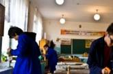 Мальчикам в украинской школе дали задание сшить по выкройке рубашку. ФОТО