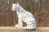 Американец пожаловался в 911 на отдыхающего у дороги белого тигра. Выяснилось, что это просто статуя. ФОТО
