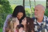 Брюс Уиллис подвергся критике из-за поцелуя с маленькой дочерью. ВИДЕО