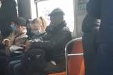 В киевском метро мужчина прокатился в противогазе. ФОТО