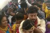 Индийская пара устроила свадьбу на борту самолета. ВИДЕО