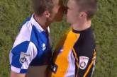 Футболист поцеловал оппонента для разрядки ситуации