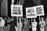 Брюнетки бойкотируют фильм "Джентльмены предпочитают блондинок", 1953 г. 