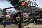Киевлянка "оседлала" эвакуатор, защищая свой автомобиль (видео)
