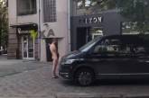 По центру Харькова прошелся голый мужчина (видео)