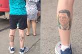 Соцсети высмеяли мужчину с татуировкой Зеленского на ноге (фото) 